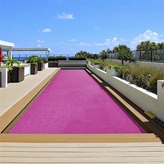 Feiertagsdekorativer rosa Kunstrasen